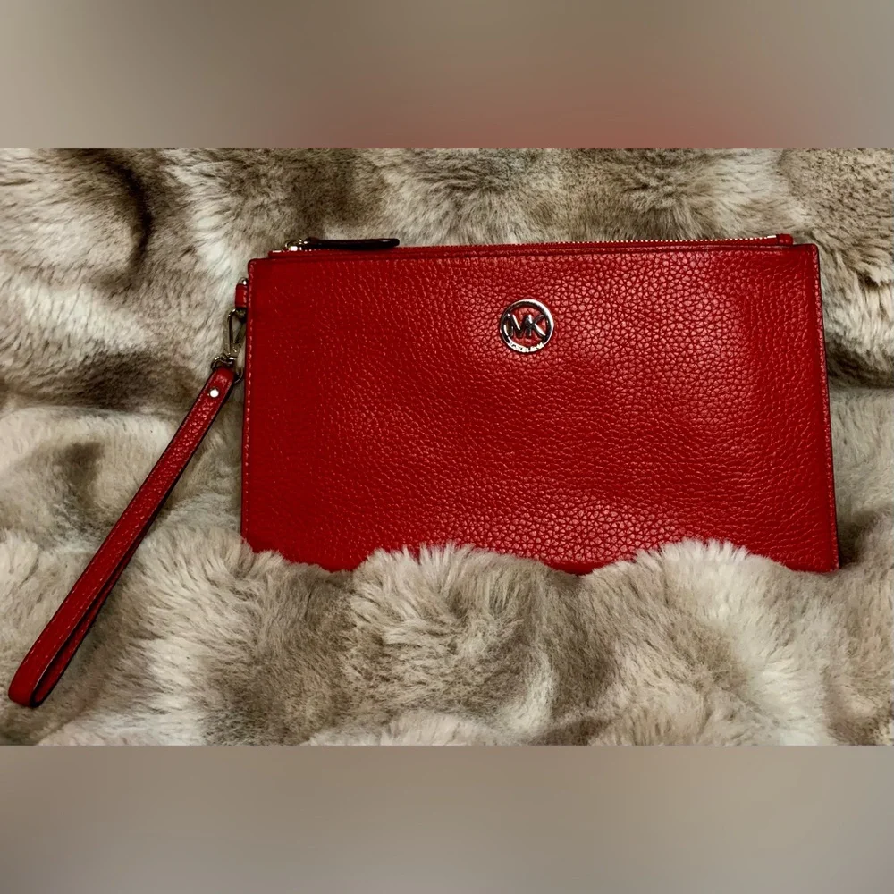 Michael Kors Women’s Scarlet Wristlet with Gold Accent. Like New - Picture 4 of 10
